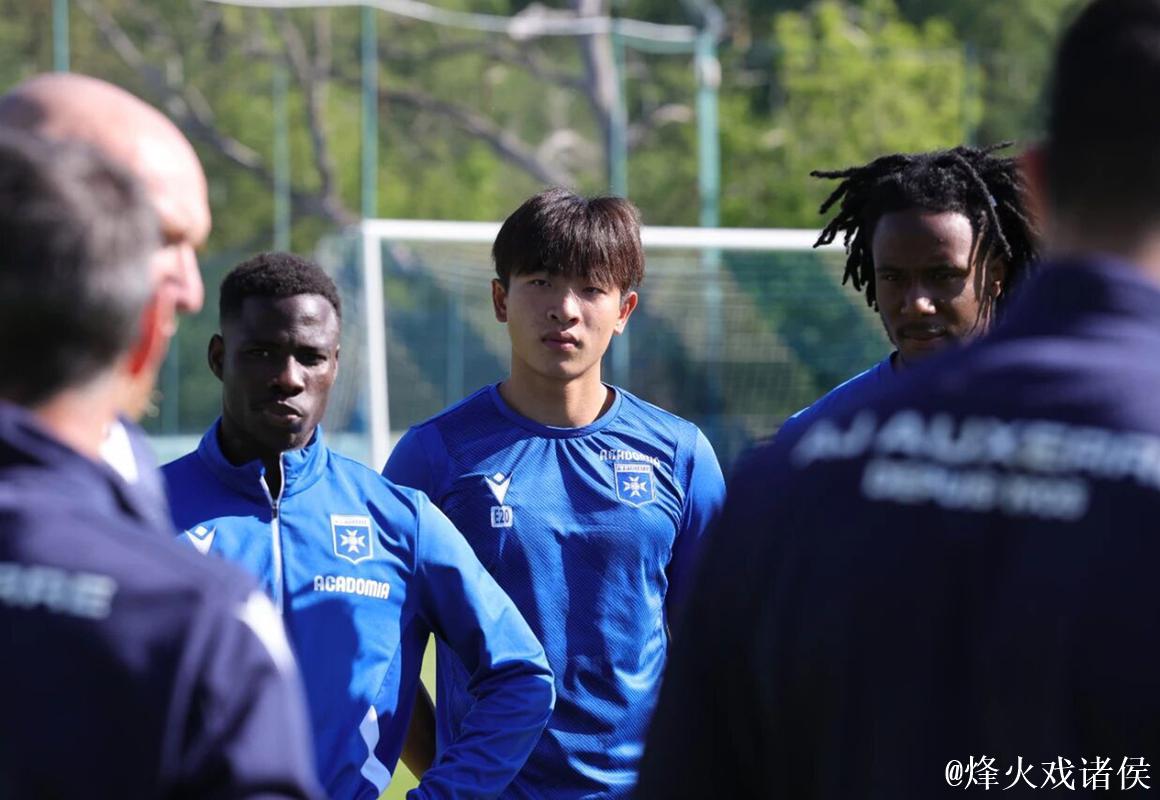 跳出舒适圈后的现实挑战 ——2025年中国男足球员留洋欧洲观察 跳出舒适圈后的现实挑战 ——2025年中国男足球员留洋欧洲观察
